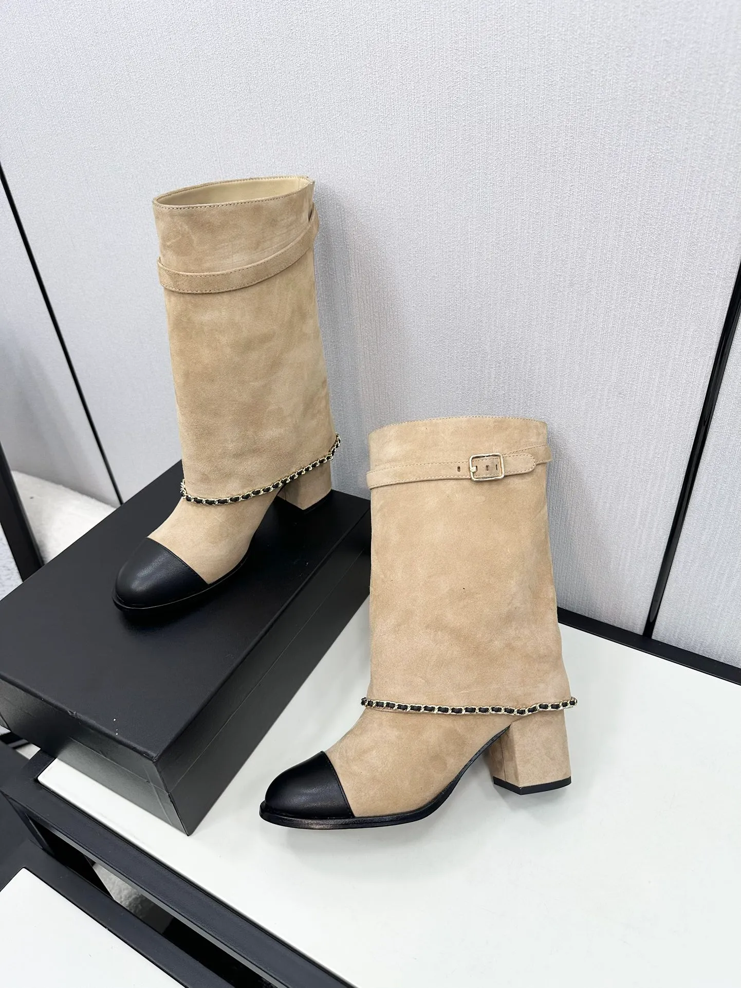 👟👟Ex-factory price 740👟👟Chanel🆕 24b new double c autumn and winter boots Chanel autumn and winter heavy industry explosive short boots🔥 Xiaohongshu highly recommends this style, it looks good with any combination, a must-have for fashion, Ms. Chanel loves simple and irresistible styles💋Coloring shows a unique style, free mix and match to shine⚡️Follow the fashionable steps of the tight-flavored grandma! ! ! Enlarge the exquisite details to see ✔Original molded hardware buckle ✔Top version made by purchasing agent★The upper is made of original Yangjing cowhide, sheepskin lining, sheepskin feet, code number 35-40 (40, 41 customization is not returnable)